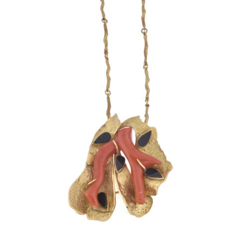 Collar con colgante en oro, ónix y coral. 