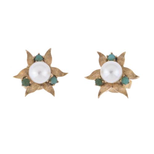 Pendientes en forma de flor con perlas y turquesas.