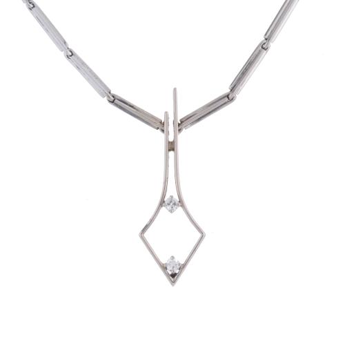 Collar con diamantes.