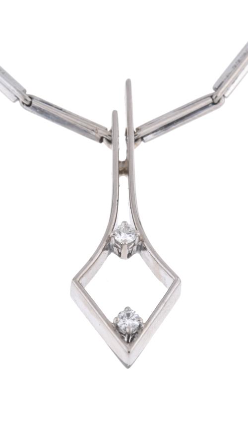 Collar con diamantes.