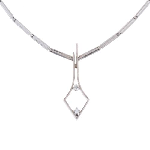 Collar con diamantes.