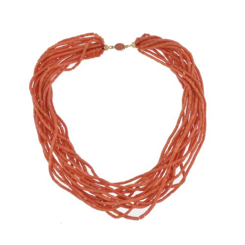 Collar de catorce hilos en coral rojo. 
