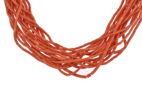 Collar de catorce hilos en coral rojo. 