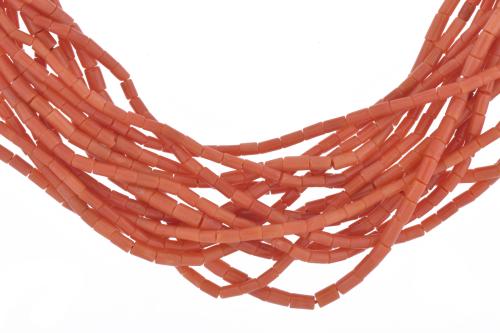 Collar de catorce hilos en coral rojo. 