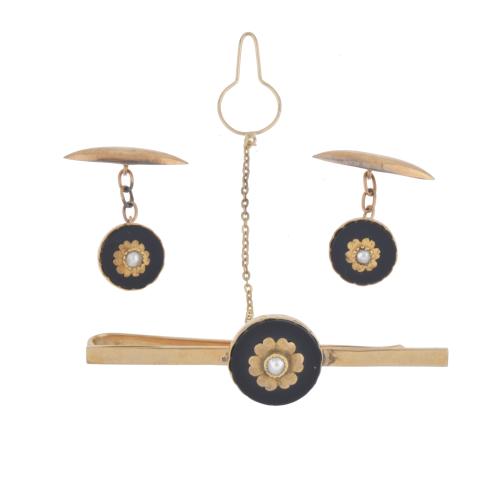 Conjunto de gemelos y aguja de corbata en oro, ónix y perlas. 