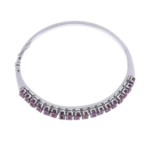 Brazalete semi - rígido con rubíes.