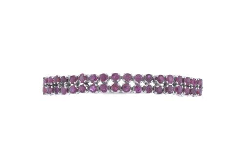 Brazalete semi - rígido con rubíes.