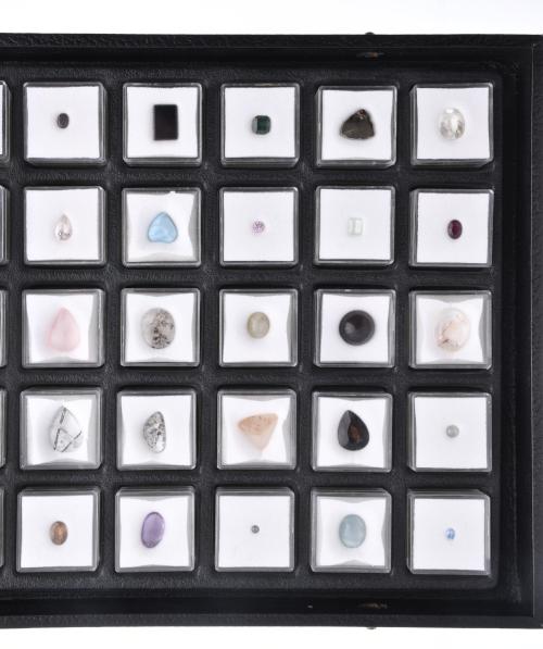 Colección de cincuenta gemas y piedras preciosas.