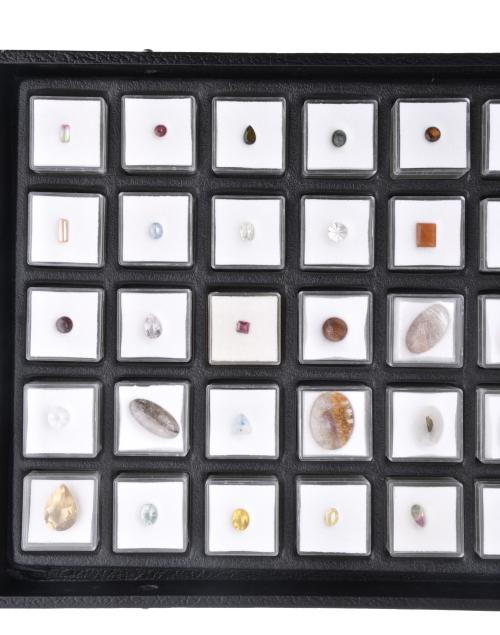 Colección de cincuenta gemas y piedras preciosas.