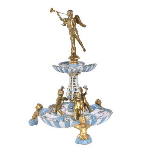 SIGUIENDO MODELOS DE SÈVRES. Centro de porcelana.