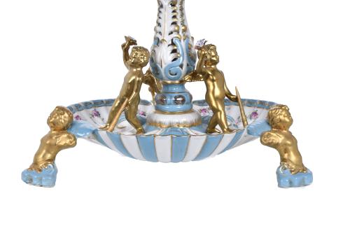 SIGUIENDO MODELOS DE SÈVRES. Centro de porcelana.