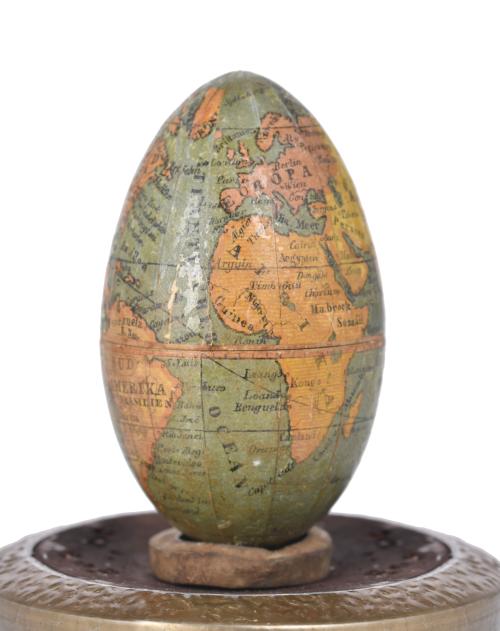 Globo terráqueo en forma de huevo, posterior a circa. 1870.