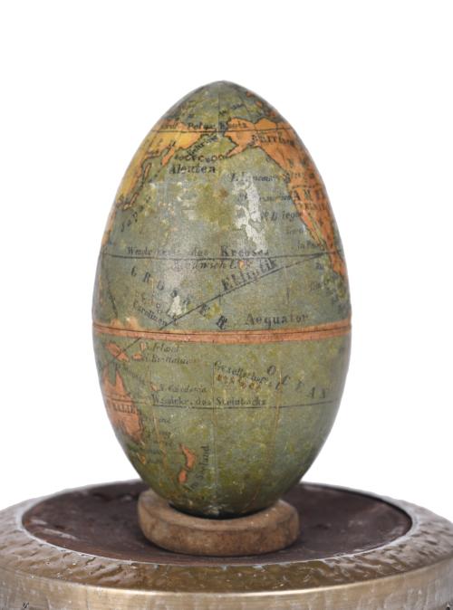 Globo terráqueo en forma de huevo, posterior a circa. 1870.
