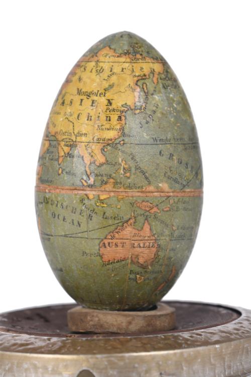Globo terráqueo en forma de huevo, posterior a circa. 1870.