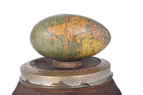 Globo terráqueo en forma de huevo, posterior a circa. 1870.
