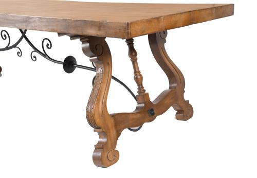 Mesa con patas de lira, siglo XX. 