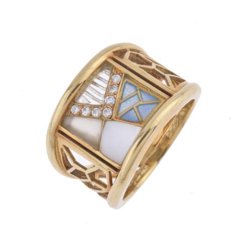 Bagués. Anillo ancho con diamantes, esmalte y madre perla.