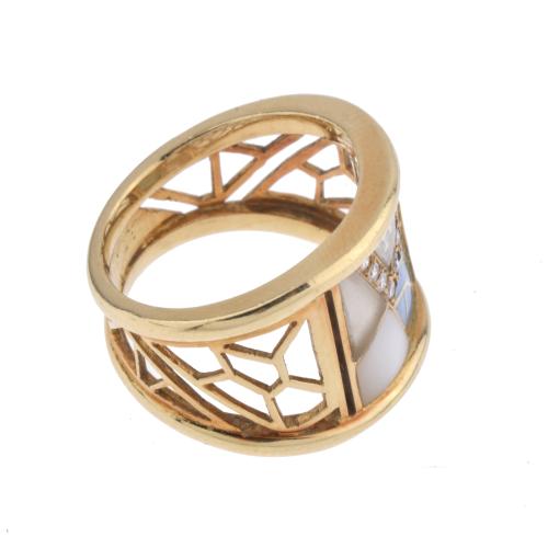 Bagués. Anillo ancho con diamantes, esmalte y madre perla.