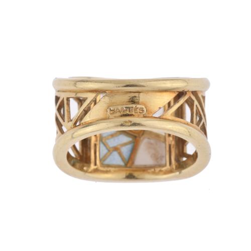 Bagués. Anillo ancho con diamantes, esmalte y madre perla.