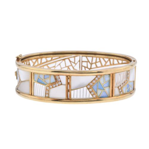 Bagués. Pulsera con diamantes esmalte y madre perla.