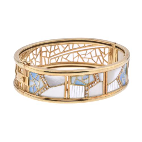 Bagués. Pulsera con diamantes esmalte y madre perla.