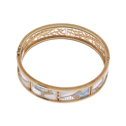 Bagués. Pulsera con diamantes esmalte y madre perla.