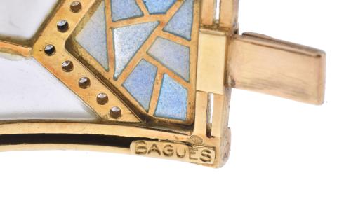 Bagués. Pulsera con diamantes esmalte y madre perla.