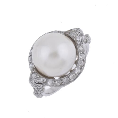 Anillo años 20 con perla central y diamantes. Probablemente de Jaume Mercadé.