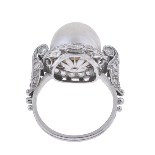 Anillo años 20 con perla central y diamantes. Probablemente