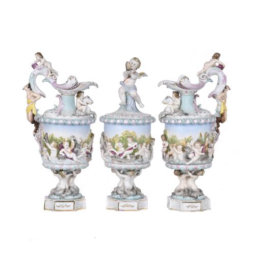 Pareja de jarras y copa en porcelana tipo Capodimonte, siglo XX. 