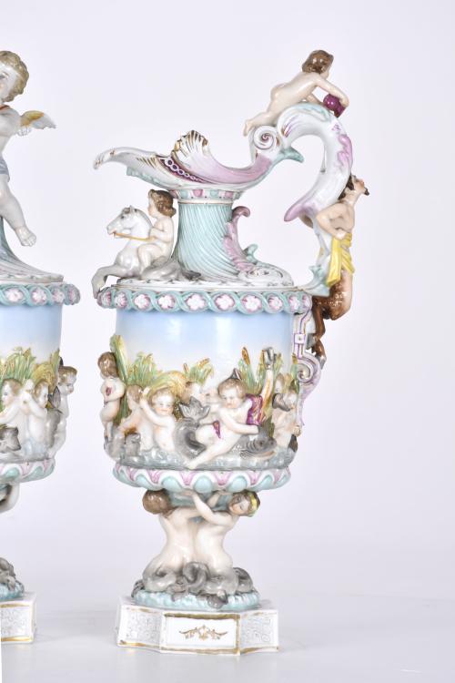 Pareja de jarras y copa en porcelana tipo Capodimonte, sigl