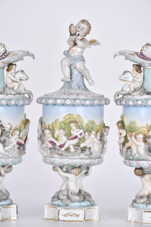 Pareja de jarras y copa en porcelana tipo Capodimonte, sigl