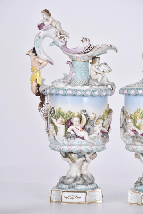 Pareja de jarras y copa en porcelana tipo Capodimonte, sigl