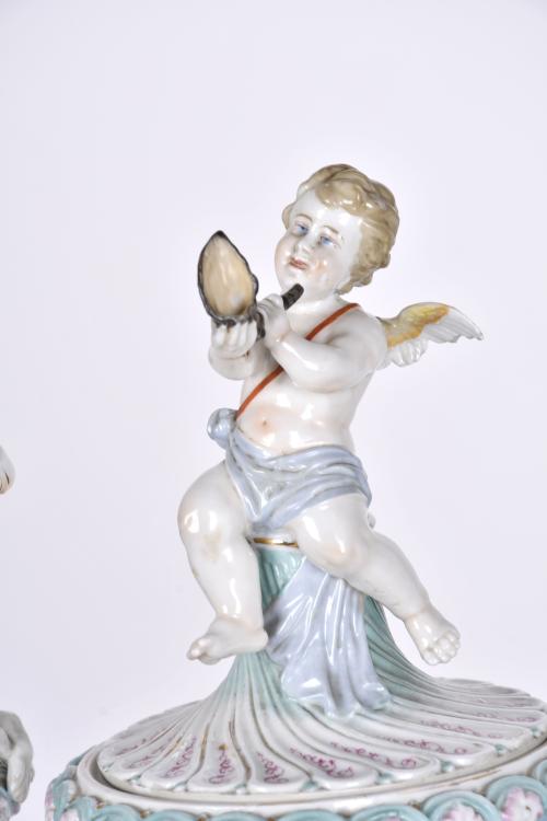 Pareja de jarras y copa en porcelana tipo Capodimonte, sigl