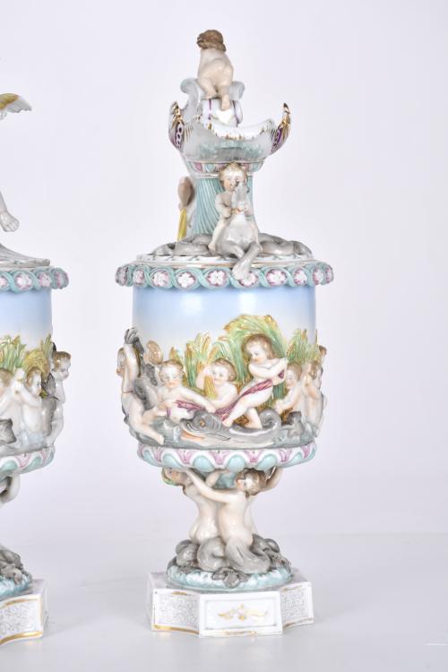 Pareja de jarras y copa en porcelana tipo Capodimonte, sigl