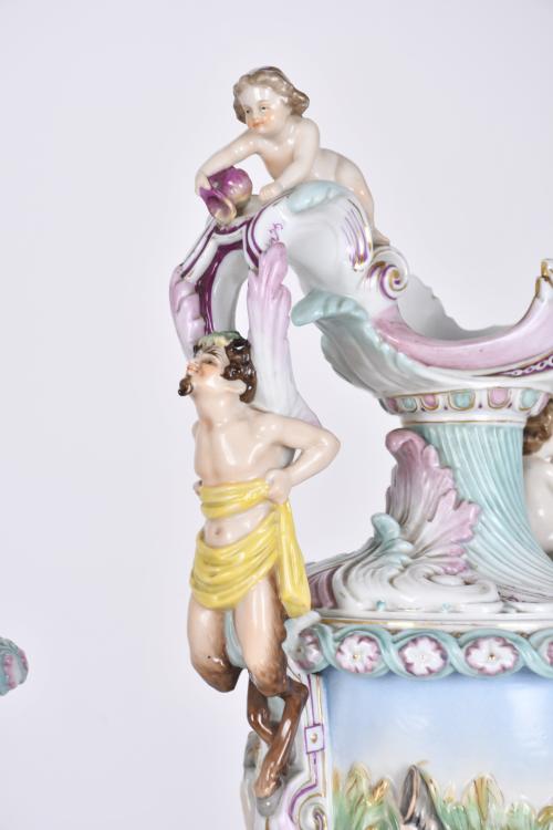 Pareja de jarras y copa en porcelana tipo Capodimonte, sigl