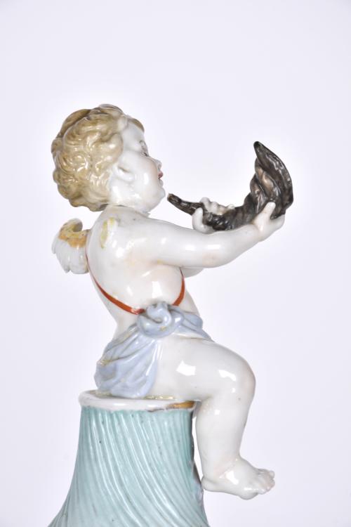 Pareja de jarras y copa en porcelana tipo Capodimonte, sigl