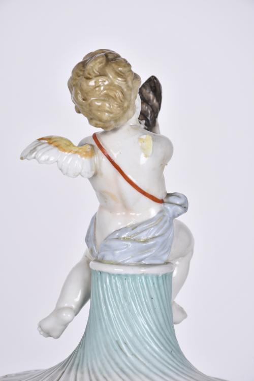 Pareja de jarras y copa en porcelana tipo Capodimonte, sigl