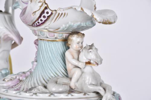 Pareja de jarras y copa en porcelana tipo Capodimonte, sigl