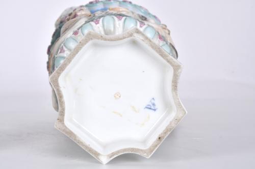 Pareja de jarras y copa en porcelana tipo Capodimonte, sigl
