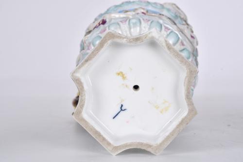 Pareja de jarras y copa en porcelana tipo Capodimonte, sigl