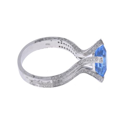 Anillo con topacio y diamantes