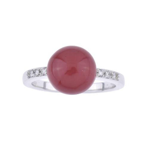 Sortija con cabujón de coral y diamantes.