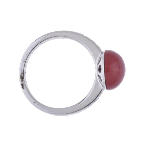 Sortija con cabujón de coral y diamantes.