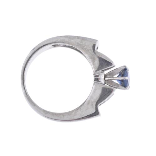 Anillo ancho con zafiro y diamantes