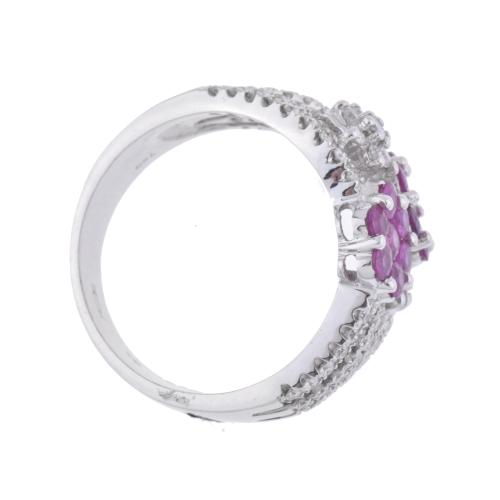 Anillo con rubíes y diamantes.