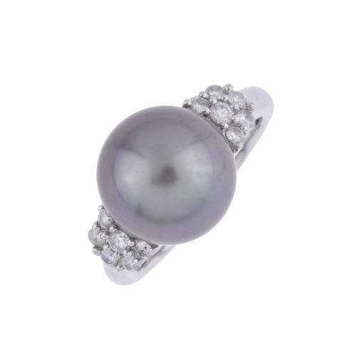 Ring with Tahiti peart and diamonds.