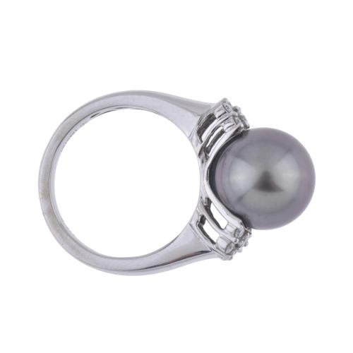 Anillo con perla Thaiti y diamantes.