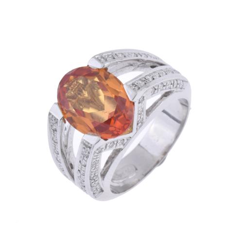 Anillo con citrino y diamantes.