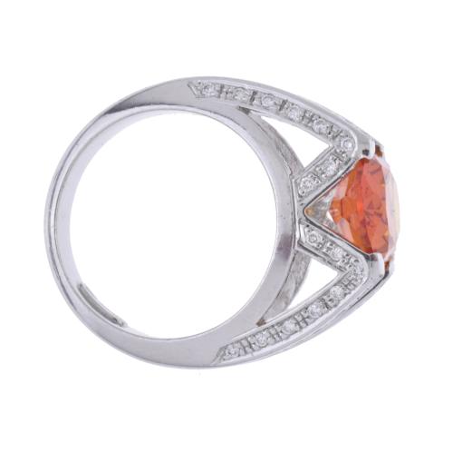 Anillo con citrino y diamantes.